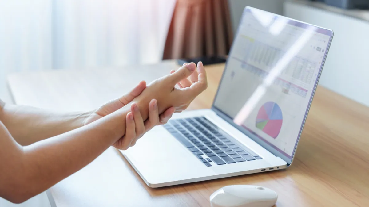Hội chứng De Quervain là gì? Nguyên nhân, triệu chứng và chẩn đoán