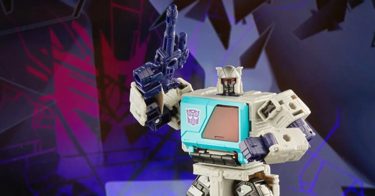 Hé lộ những hình ảnh đầu tiên của mẫu đồ chơi Transformer tiếp theo: Blaster, nhưng là phiên bản phản diện