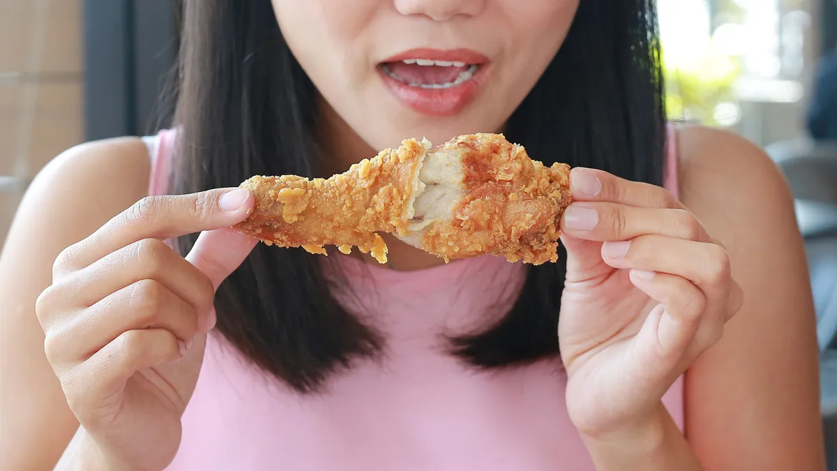 Bầu ăn gà rán được không? Những ảnh hưởng mẹ bầu cần lưu ý