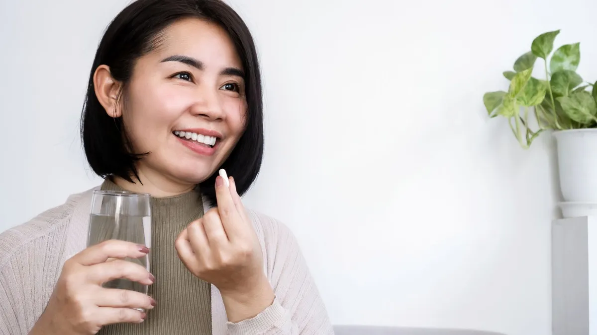 Nên uống Transino trắng hay xanh? So sánh để lựa chọn phù hợp