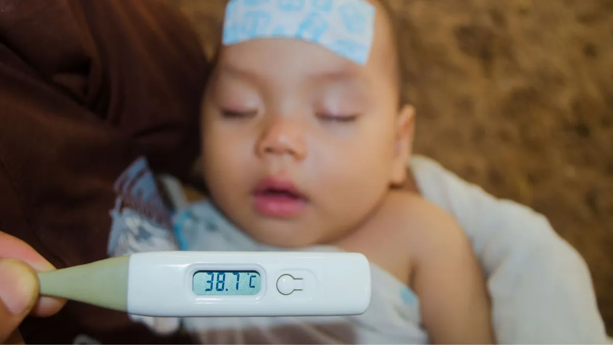 Trẻ bị sốt sau khi tiêm phòng 6 trong 1: Cha mẹ cần làm gì?