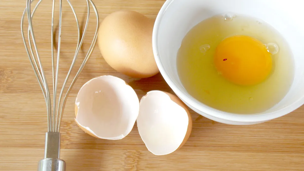 Lòng đỏ trứng gà có đốm máu: Có nên ăn hay cần bỏ đi?