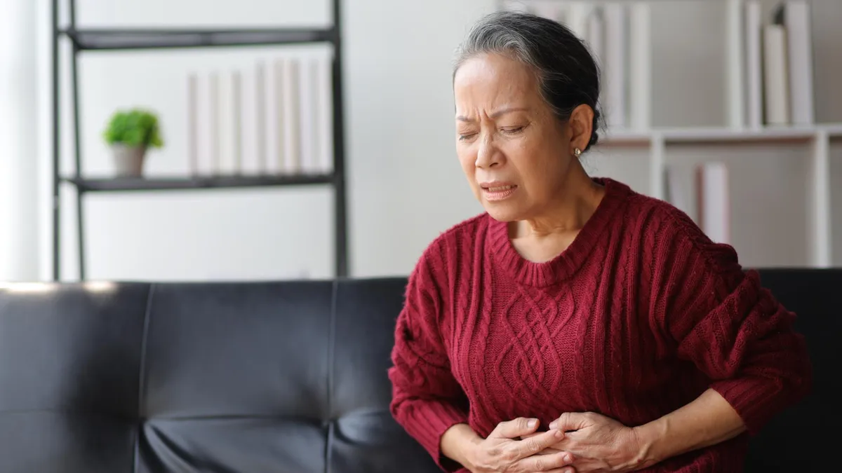Nguyên nhân và cách trị táo bón hiệu quả cho người lớn tuổi