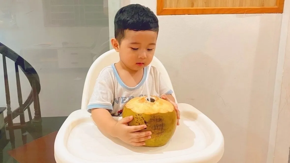 Trẻ em uống nước dừa hàng ngày có tốt không? Lợi ích khi cho trẻ uống đúng cách