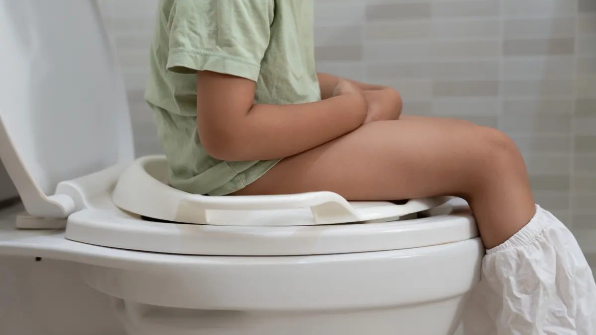 Trẻ uống kháng sinh bị tiêu chảy có nguy hiểm không và cách chăm sóc phù hợp?