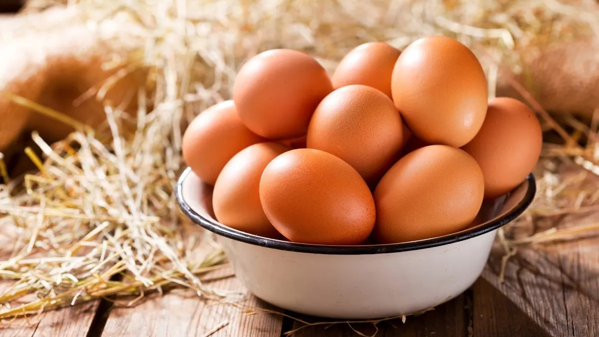 Trứng gà lăn vết bầm có ăn được không? Giải đáp chi tiết