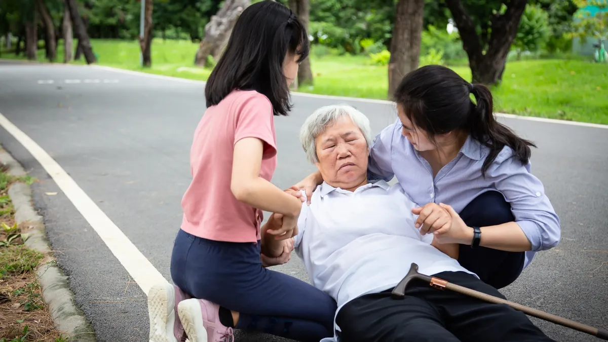 Hà Nội nắng nóng kỷ lục trên 40 độ C: Cảnh báo 3 nguy hiểm khi ở ngoài trời