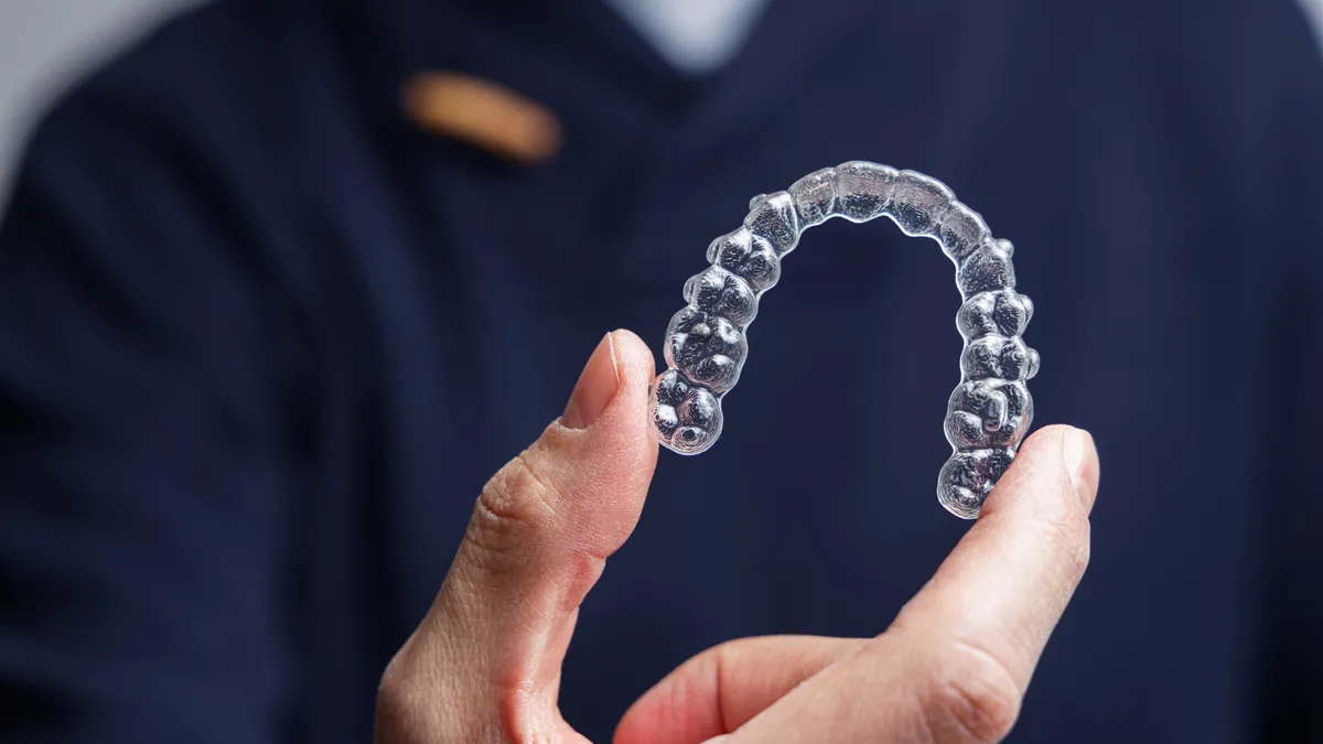 Niềng răng trong suốt 1 hàm có được không? Hiệu quả như thế nào?