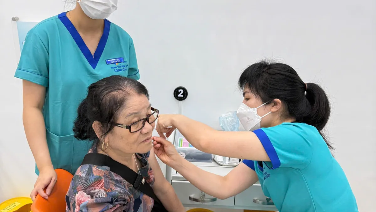 Chi tiết lịch tiêm chủng cho người lớn từ 19 đến trên 65 tuổi
