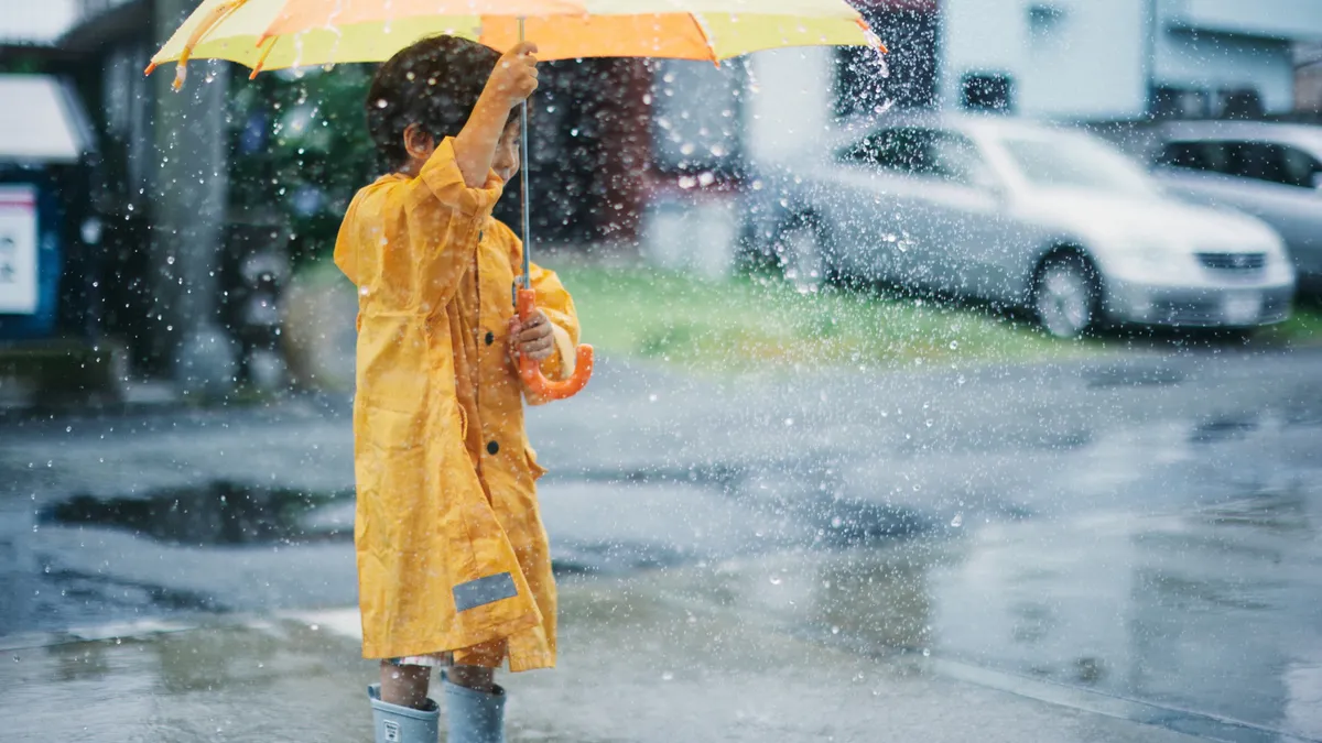 Vì sao không nên cho trẻ em tắm mưa đầu mùa?