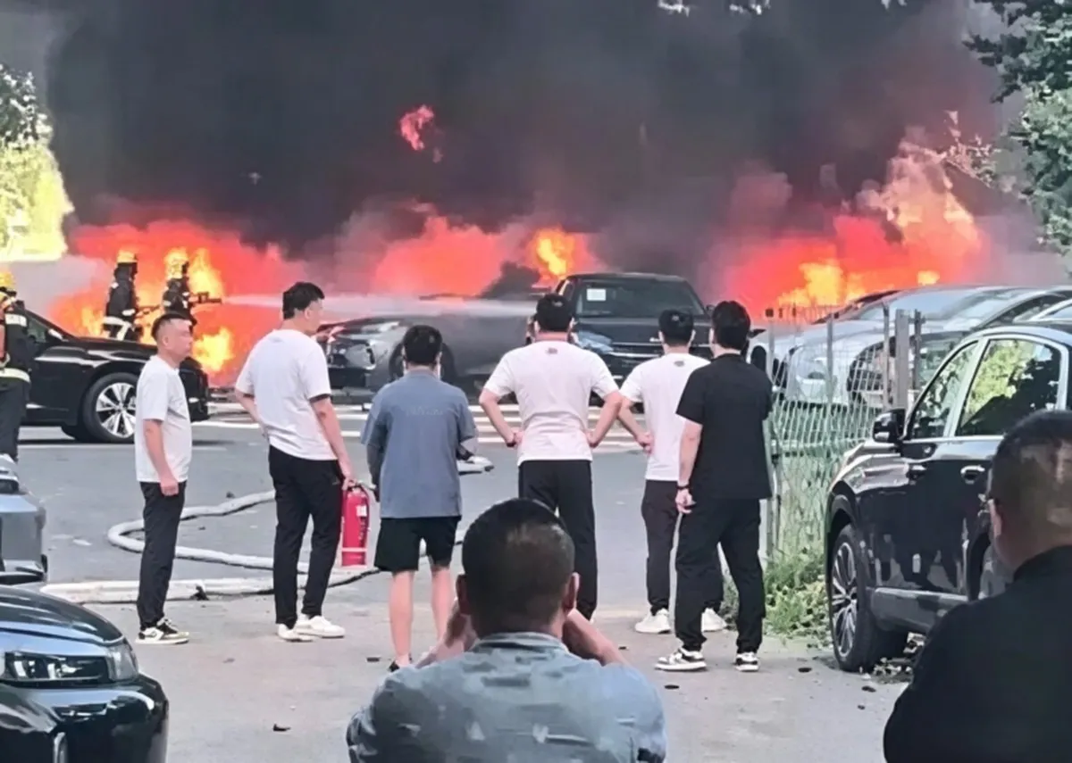 Chỉ vì đốt đám bông ven đường, người đàn ông 74 tuổi khiến 20 ô tô điện mới tinh hóa tro bụi trong chốc lát