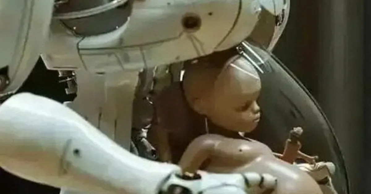 Robot mang thai hình người đầu tiên trên thế giới gây tranh cãi ở Trung Quốc