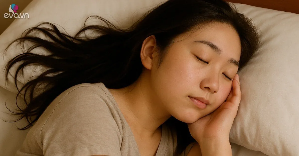 Thói quen vừa gội đầu xong đã leo lên giường để tóc ướt đi ngủ sẽ gây ra tác hại nghiêm trọng thế nào?