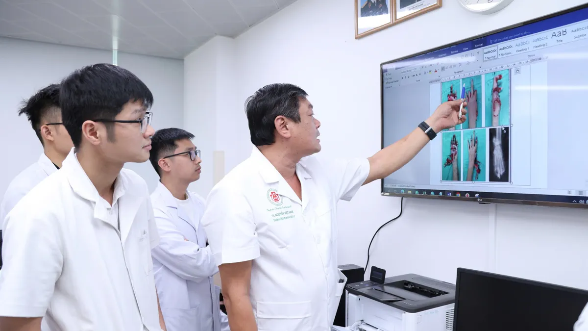 Tự chế pháo nổ, thiếu niên 15 tuổi nhập viện trong tình trạng dập nát bàn tay