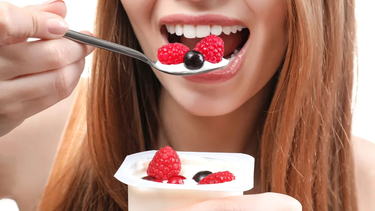 Bị viêm dạ dày ăn sữa chua được không? Lợi ích của sữa chua với người bị viêm dạ dày