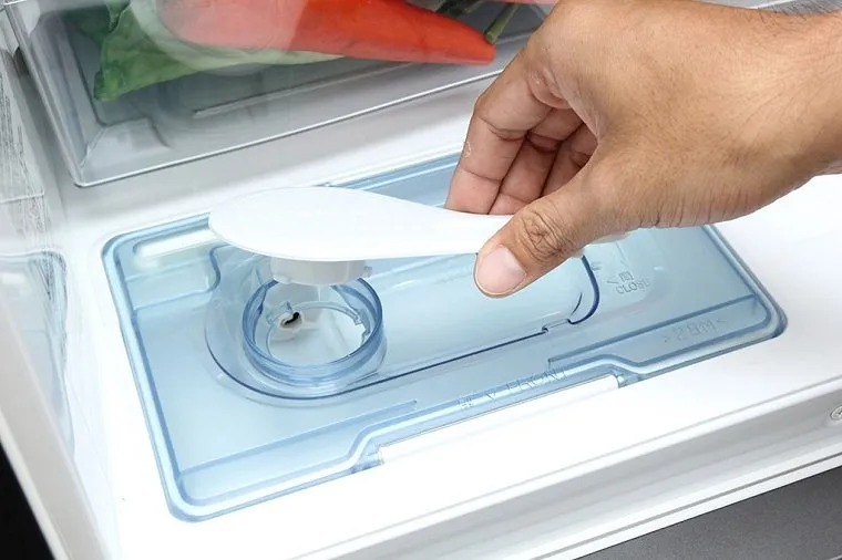 Bộ phận lấy đá tự động có thể tháo rời & vệ sinh trên tủ lạnh Mitsubishi Electric