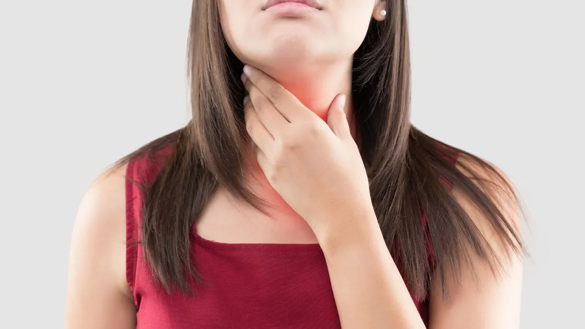 Bị hóc xương gà ở cổ phải làm sao? Cách xử trí đúng