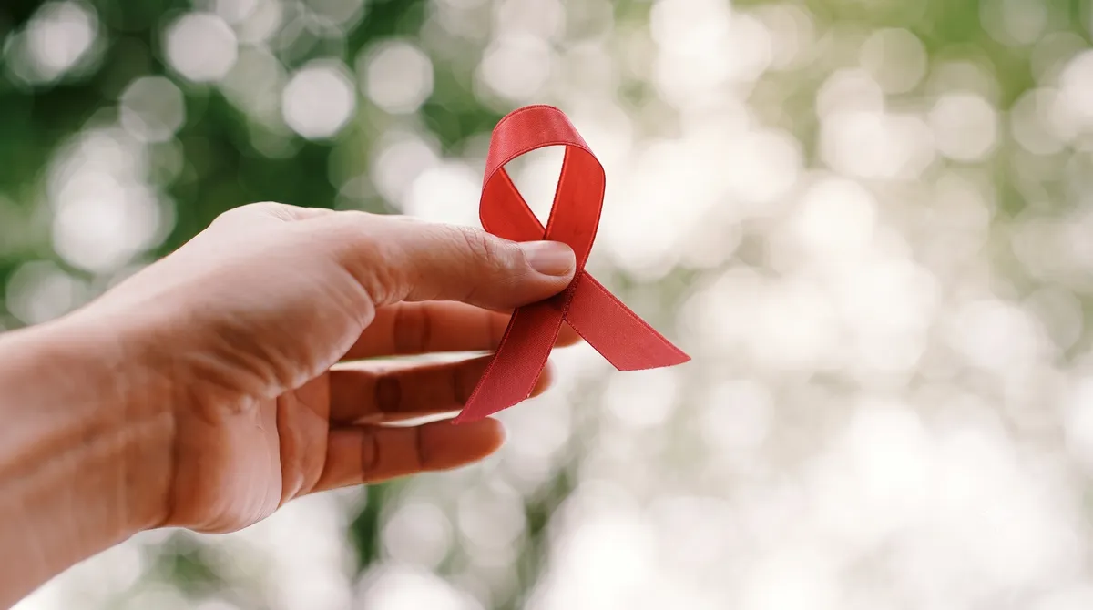Virus HIV sống được bao lâu trên dao cạo? Nguy cơ lây nhiễm cần biết