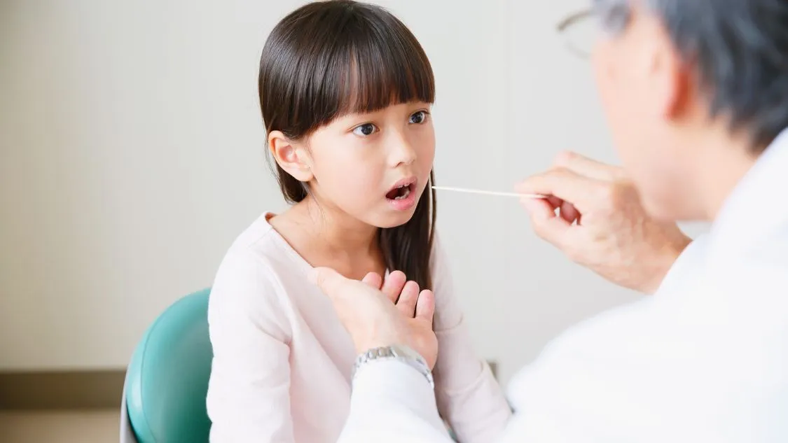 Trẻ nuốt phải nhựa có sao không? Cách xử lý khi trẻ nuốt phải nhựa