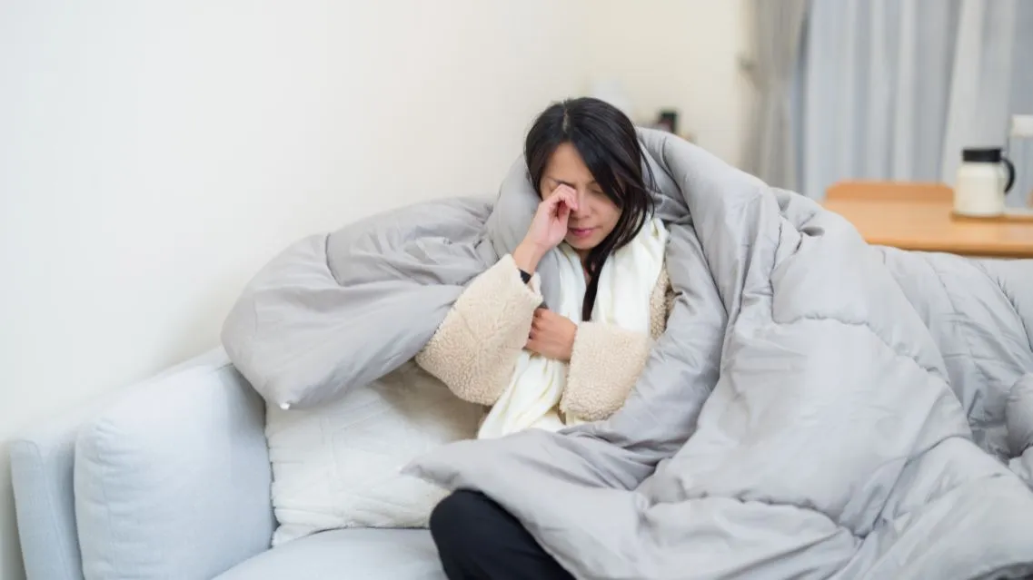 Sốt xuất huyết có được đắp chăn không? Đâu là cách chăm sóc đúng?