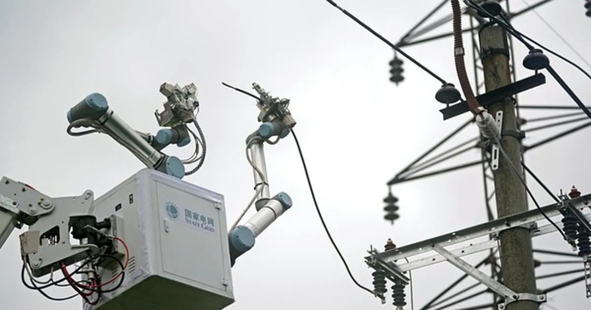 Tử thần "chào thua" đường dây 10 kV: Robot Trung Quốc lần đầu thay thế con người sửa điện trực tiếp!