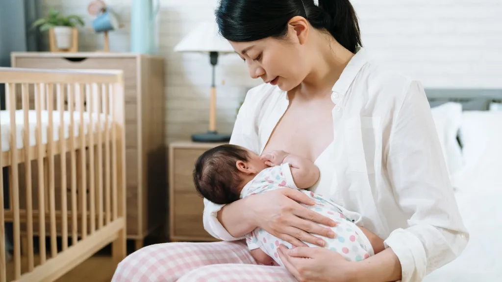 Vừa bú sữa mẹ vừa bú sữa công thức có sao không? Lưu ý mẹ bỉm cần biết
