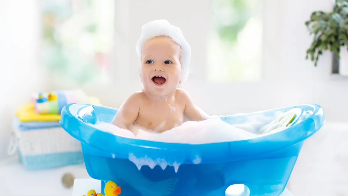 Có nên tắm cho trẻ sơ sinh bằng nước máy không? Cách tắm bé an toàn