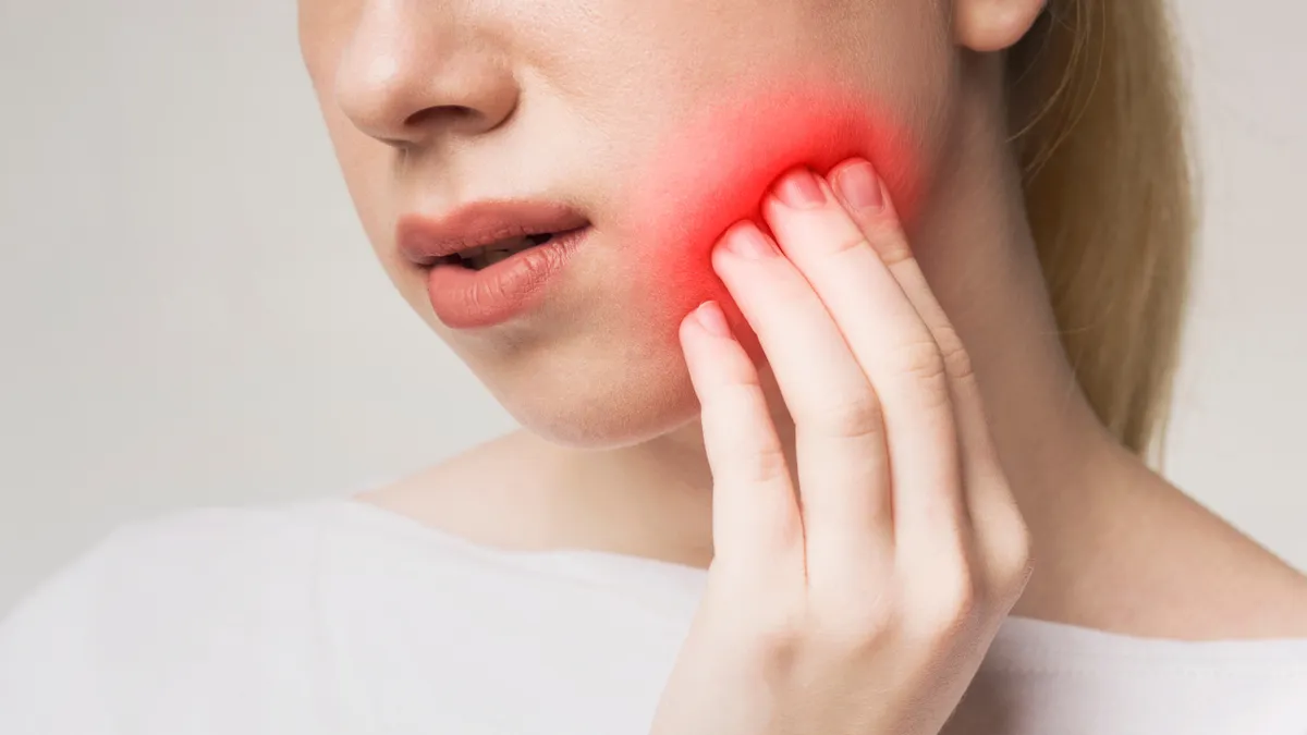 Áp xe vùng sàn miệng là gì và khi nào cần đi khám ngay